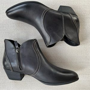 Ariat Astor Black Ankle Boots 8.5 New in Box